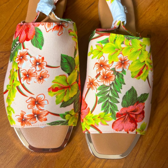 Qupid Shoes - NWOT Qupid Floral Slingback Sandal